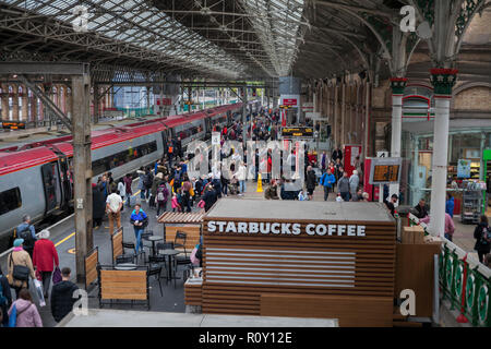 Fahrgäste, die eine Virgin Trains Pendolino in Preston Bahnhof an der West Coast Main Line Stockfoto