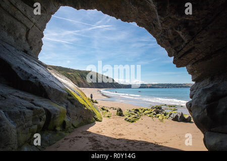 Höhle am Sandstrand in Penbryn, Cardigan Bay, Wales. An einem sonnigen Tag, wenn der Strand leer war. Stockfoto