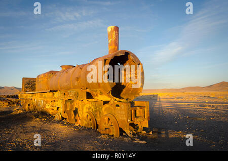 Abgebrochen Lokomotiven auf dem Friedhof, Uyuni, Bolivien Stockfoto