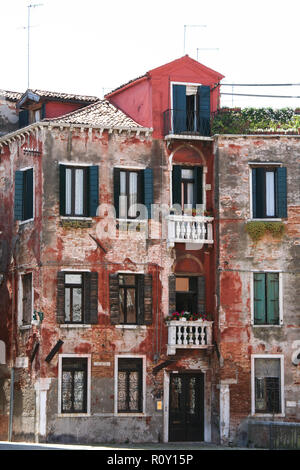 Venedig, antiken Haus mit Balkon in einem Feld Stockfoto