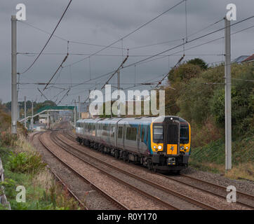 Eine transpennine Express Klasse 350 elektrische Zug passiert hest Bank auf der West Coast Main Line mit einem Glasgow Central - Manchester Airport Train Stockfoto