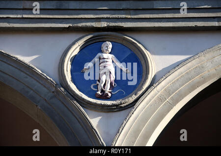 In Windeln von Andrea della Robbia auf dem Krankenhaus der Unschuldigen Gebäude in Florenz für Kleinkinder Stockfoto