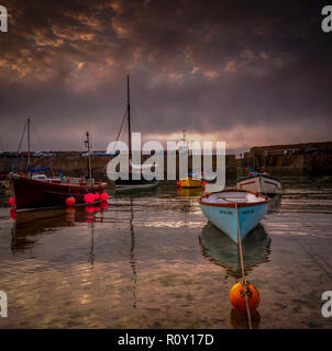 Boote im Mousehole Harbour, Cornwall günstig Stockfoto