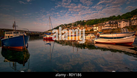 Morgen Boote bei mousehole Harbour, Cornwall, Großbritannien Stockfoto