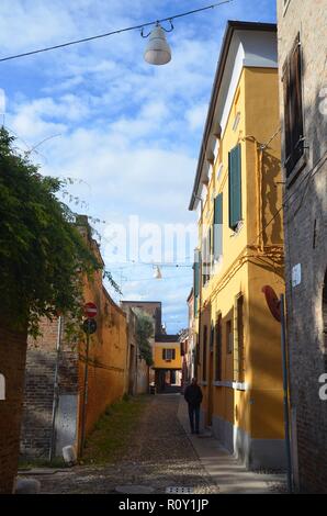 Ferrara, eine alte Stadt in der Region Emilia-Romagna in Italien: Sterben Viale delle Volte in der historischen Innenstadt Stockfoto