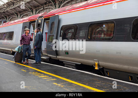 Einen Schienenpersonenverkehrsdienst einen Virgin Trains Westküste Pendolino Zug am Bahnhof Preston, Lancashire Stockfoto