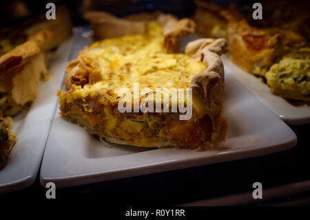 Gesund ei Frühstück geschnittenes Quiche pie auf der lokalen Bäckerei Stockfoto
