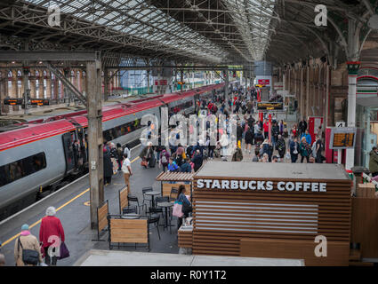 Fahrgäste, die eine Virgin Trains Pendolino in Preston Bahnhof an der West Coast Main Line Stockfoto