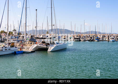 Angelegte Boote, Yachten und Katamarane in Townsville, Queensland, Australien Stockfoto