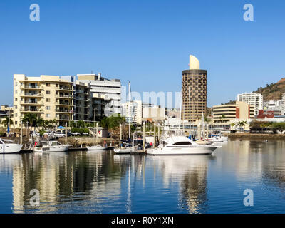 Ross River fließt durch Townsville, Australien, mit der Burg im Hintergrund. Stockfoto