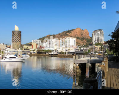 Ross River fließt durch Townsville, Australien, mit der Burg im Hintergrund. Stockfoto