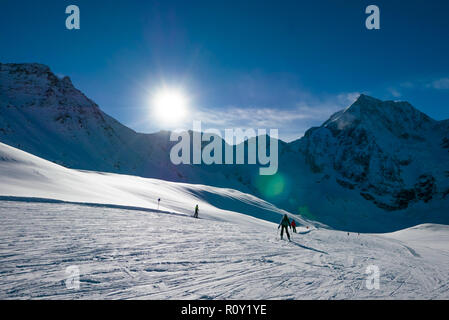 Skiurlaub, sonnigen Tag in beliebten Alpine Ski Resort, Sulden (Sulden), Südtirol, Italien Stockfoto