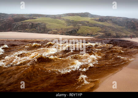 Der Abfluss von Sandwood Loch in der Flut Bedingungen über den Strand von Sandwood Bay, Sutherland, Schottland, Großbritannien, mit dem Wasser schwer befleckt durch Torf. Stockfoto