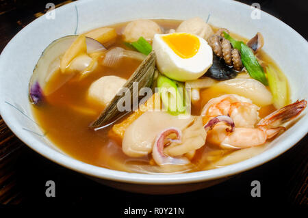 Jjamppong Koreanischen kombu Brühe Meeresfrüchte Ramen mit Tintenfisch, Muscheln, fishcakes, und Garnelen Stockfoto