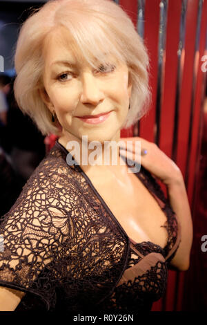 Wachsfigur von Dame Helen Mirren an der weltbekannten touristischen Attraktion Madame Tussauds Wachsfigurenkabinett in London, Vereinigtes Königreich. Stockfoto