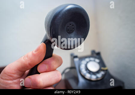 Alte Vintage Wählscheibe Telefon am Schreibtisch aus Holz Stockfoto