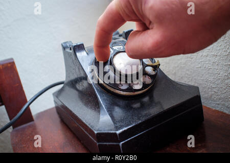 Alte Vintage Wählscheibe Telefon am Schreibtisch aus Holz Stockfoto