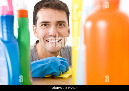 In der Nähe der Reinigung junger Mann mit blau Schutzhandschuhe Stockfoto