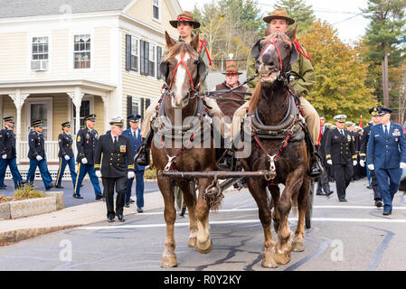 Militär die Prozession am Heiligen Familie Pfarrei in Concord, Mass für die Ehrenmedaille Empfänger Kapitän Thomas Hudner. Stockfoto