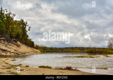 Die Mündung des Flusses Pinnebog. Bei Port Crescent State Park befindet sich im Mittleren Westen der Vereinigten Staaten von Amerika. Im Herbst am Strand entlang des Lake Huron. Stockfoto
