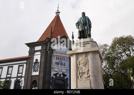 Statue von Navigator João Gonçalves Zarco in Funchal, Madeira mit der Bank von Portugal auf den Hintergrund Stockfoto