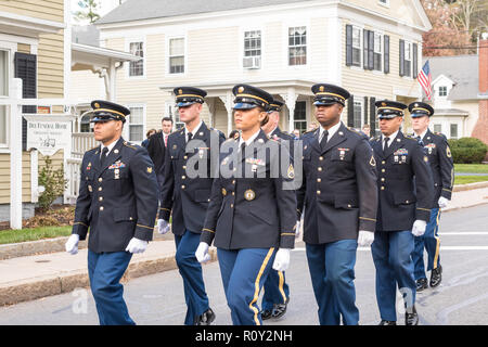 Militär die Prozession am Heiligen Familie Pfarrei in Concord, Mass für die Ehrenmedaille Empfänger Kapitän Thomas Hudner. Stockfoto