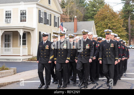 Militär die Prozession am Heiligen Familie Pfarrei in Concord, Mass für die Ehrenmedaille Empfänger Kapitän Thomas Hudner. Stockfoto