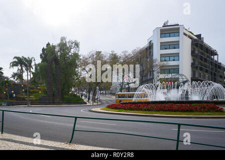 Rotunda do Infante Kreisverkehr mit einem Springbrunnen in der Mitte in Funchal, Madeira Stockfoto