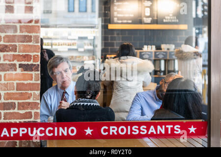 Washington DC, USA - 9. März 2018: Pret a Manger Sandwich Shop, Shop, cafe Fenster finden Sie durch, Reflexion, Menschen, Frau, Mann, Sitzen, Tisch eati Stockfoto