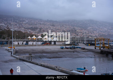 Blick von der Promenade von ein Restaurant und die Stadt Funchal auf Madeira Stockfoto