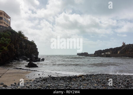 Schwarzer Stein Strand in Câmara de Lobos, Madeira Stockfoto