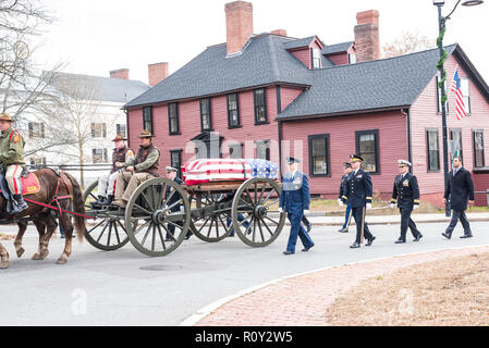 Militär die Prozession am Heiligen Familie Pfarrei in Concord, Mass für die Ehrenmedaille Empfänger Kapitän Thomas Hudner. Stockfoto