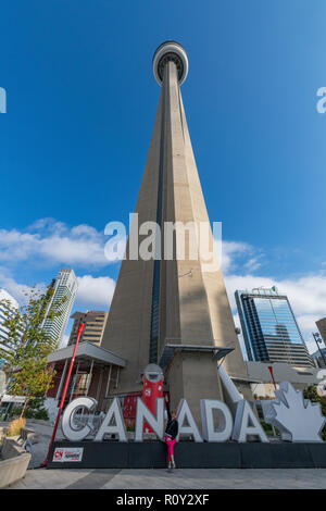 Die Ikonischen CN Tower und Kanada unterzeichnen, in der Innenstadt von Toronto, Kanada Stockfoto