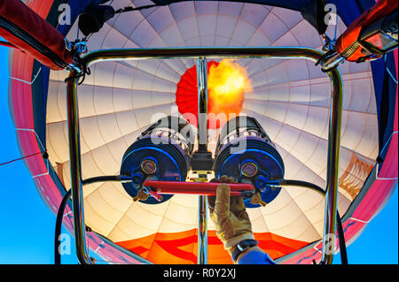 Hand der Pilot Hot Air Balloon Stockfoto