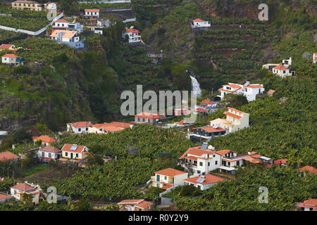 Blick vom Miradouro Da Torre Sicht eines Dorfes in Madeira mit Wasserfall Stockfoto