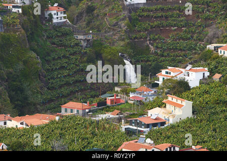 Blick vom Miradouro Da Torre Sicht eines Dorfes in Madeira mit Wasserfall Stockfoto