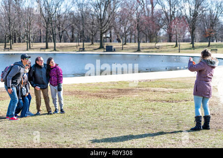 Washington DC, USA - 9. März 2018: die Familie, die Gruppe von Menschen, Eltern, Sohn, Töchter darstellen, für Fotos posieren, junge Frau, Fotografin tak Stockfoto