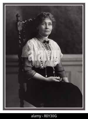 Emmeline Pankhurst Suffragette Portrait 1913 (geb. Goulden; ca. 15. Juli 1858 – 14. Juni 1928) war eine britische politische Aktivistin und Leiterin der britischen Frauenwahlbewegung, die Frauen half, das Wahlrecht zu gewinnen. 1999 ernannte sie Pankhurst zu einem der 100 wichtigsten Menschen des 20. Jahrhunderts, indem sie sagte: "Sie hat eine Idee von Frauen für unsere Zeit geformt; sie schüttelte die Gesellschaft in ein neues Muster, von dem es kein Zurück geben konnte". Stockfoto