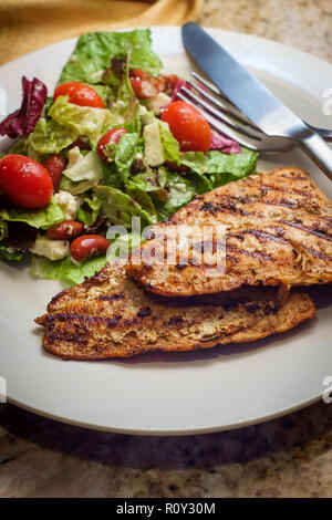 Mariniertes gegrilltes Lachsfilet mit frischem Gartensalat Stockfoto