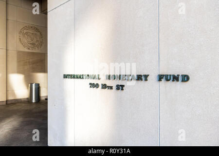 Washington DC, USA - 9. März 2018: IWF-Eingang mit Zeichen des Internationalen Währungsfonds, Logo mit niemand, kein Volk Stockfoto