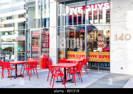 Washington DC, USA - 9. März 2018: die fünf Jungs Restaurant, Store burger Kette Eingang im Distrikt von Columbia mit Stühlen, Tischen, draußen, im Freien si Stockfoto