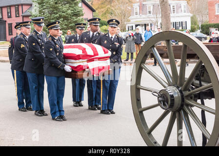 Military Funeral Honor Team der Massachusetts Army National Guard Heben der Flagge drapiert Schatulle der Medaille der Ehre Empfänger Thomas J. Hudner. Stockfoto