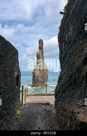 Ribeira da Janela Inselchen zwischen einer Höhle in Madeira Stockfoto