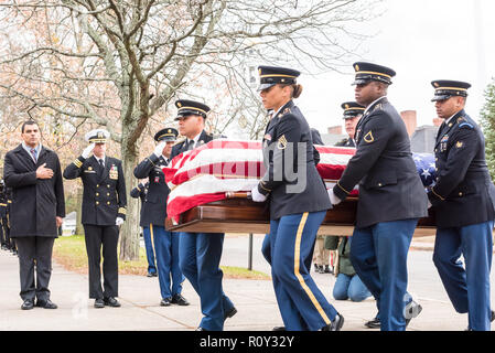 Militärisches Begräbnis ehrt Team des Massachusetts Army National Guard trägt die Schatulle der Ehrenmedaille Empfänger Kapitän Thomas J Hudner. Stockfoto