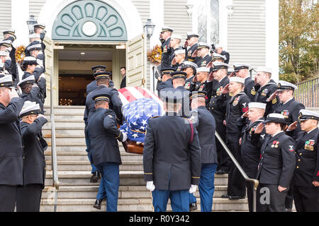 Militärisches Begräbnis ehrt Team des Massachusetts Army National Guard trägt die Flagge drapierte Schatulle der Ehrenmedaille Empfänger Thomas J. Hudner. Stockfoto