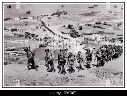 OPERATION OVERLORD D-Day+1 WW2 B&W Bild Der Aufbau am Omaha Beach in der Normandie. Usa 2 Infanterie Division Truppen und Ausrüstung landeinwärts in Richtung Saint-Laurent-sur-Mer am D-Day+1, 7. Juni 1944. Stockfoto