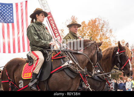 Concord unabhängige Batterie an den militärischen Trauerzug an der Heiligen Familie Pfarrei in Concord, MA für Ehrenmedaille Empfänger Kapitän Thomas Hudner. Stockfoto