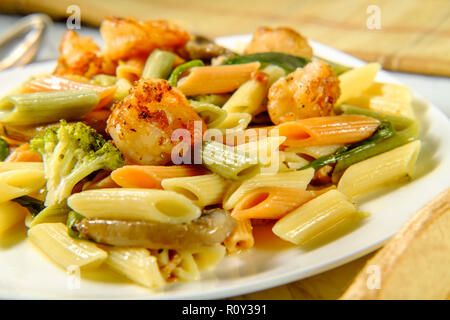 Garnelen Primavera mit Trikolore Penne in einer Weißweinsauce Stockfoto