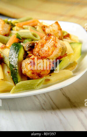 Garnelen Primavera mit Trikolore Penne in einer Weißweinsauce Stockfoto