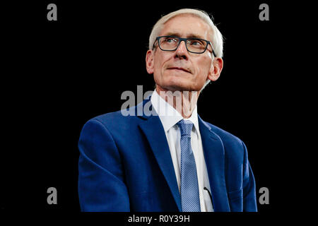 In Wisconsin gubernatorial Anwärter Tony Evers besucht einen Demokratischen Sammlung vor dem midterm Wahlen im Oktober 2018 in Milwaukee, Wisconsin. Stockfoto